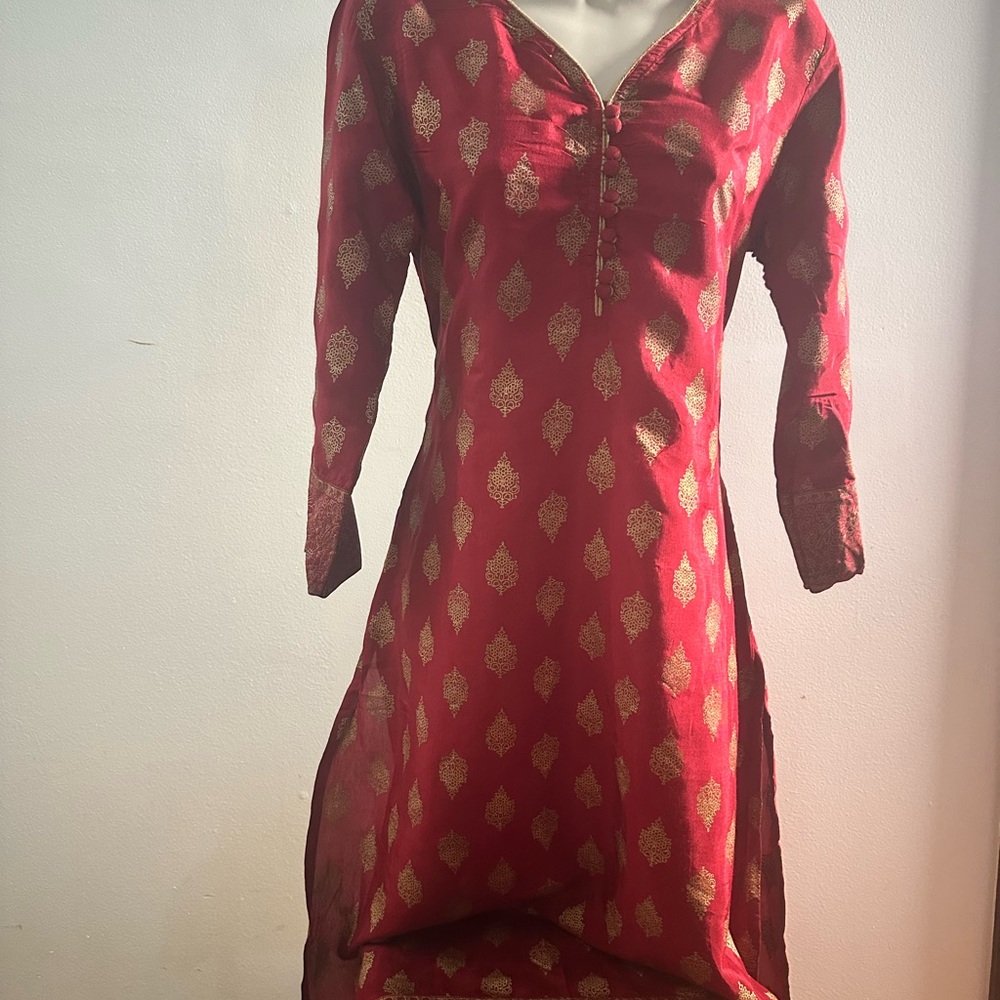 Red Buttoned V-Neck Long Sleeve Tunic